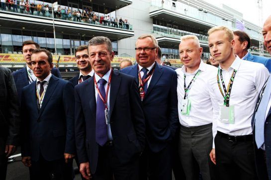 Dmitry Kozak (RUS) Russian Deputy Prime Minister with Dmitry Mazepin (BLR) Uralchem Chairman; and Nikita Mazepin (RUS) GP3 Driver, on the grid.
30.09.2018. Formula 1 World Championship, Rd 16, Russian Grand Prix, Sochi Autodrom, Sochi, Russia, Race Day.
- www.xpbimages.com, EMail: requests@xpbimages.com - copy of publication required for printed pictures. Every used picture is fee-liable. © Copyright: Batchelor / XPB Images