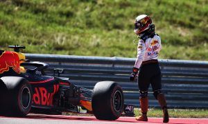 Horner: Angry Ricciardo 'put his fist through the wall'
