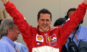 14.10.2001 Suzuka, Japan, Michael Schumacher jubelt nach seinem Sieg am Sonntag