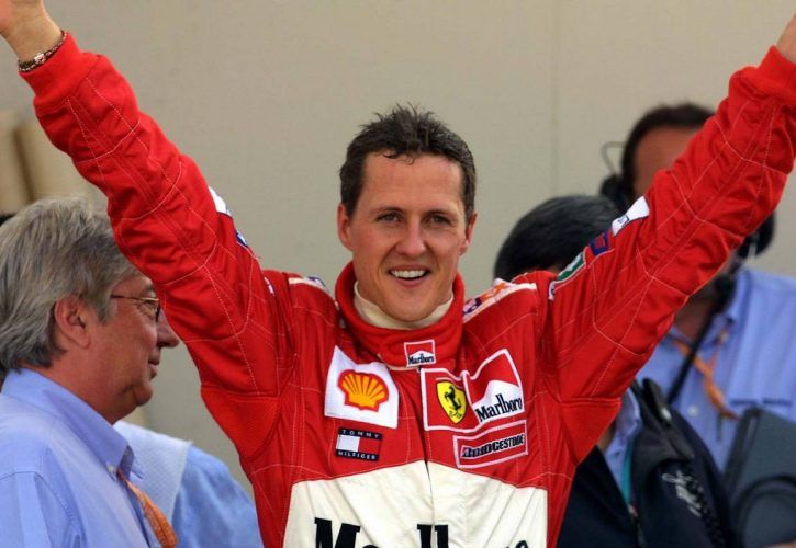 14.10.2001 Suzuka, Japan, Michael Schumacher jubelt nach seinem Sieg am Sonntag