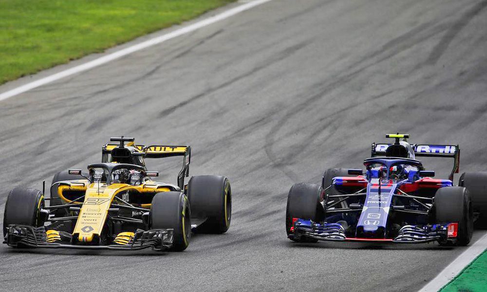 Nico Hulkenberg (GER) Renault Sport F1 Team RS18 and Pierre Gasly (FRA) Scuderia Toro Rosso STR13 battle for position. 