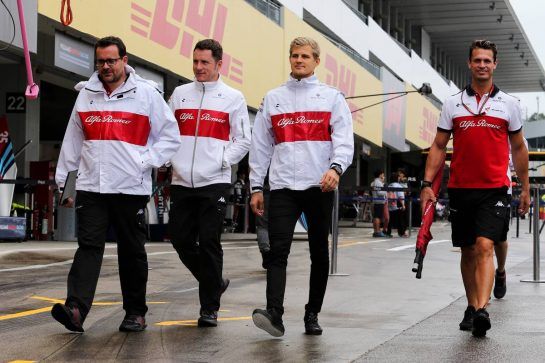 Marcus Ericsson (SWE) Sauber F1 Team walks the circuit with the team.
04.10.2018. Formula 1 World Championship, Rd 17, Japanese Grand Prix, Suzuka, Japan, Preparation Day.
- www.xpbimages.com, EMail: requests@xpbimages.com - copy of publication required for printed pictures. Every used picture is fee-liable. © Copyright: Moy / XPB Images
