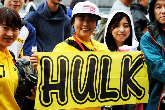 Nico Hulkenberg (GER) Renault Sport F1 Team fans.
04.10.2018. Formula 1 World Championship, Rd 17, Japanese Grand Prix, Suzuka, Japan, Preparation Day.
- www.xpbimages.com, EMail: requests@xpbimages.com - copy of publication required for printed pictures. Every used picture is fee-liable. © Copyright: Moy / XPB Images