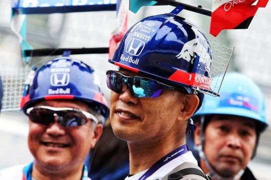 Scuderia Toro Rosso fans.
04.10.2018. Formula 1 World Championship, Rd 17, Japanese Grand Prix, Suzuka, Japan, Preparation Day.
- www.xpbimages.com, EMail: requests@xpbimages.com - copy of publication required for printed pictures. Every used picture is fee-liable. © Copyright: Moy / XPB Images