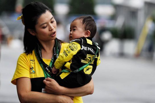 A young Renault Sport F1 Team fan in the paddock.
04.10.2018. Formula 1 World Championship, Rd 17, Japanese Grand Prix, Suzuka, Japan, Preparation Day.
- www.xpbimages.com, EMail: requests@xpbimages.com - copy of publication required for printed pictures. Every used picture is fee-liable. © Copyright: Photo4 / XPB Images