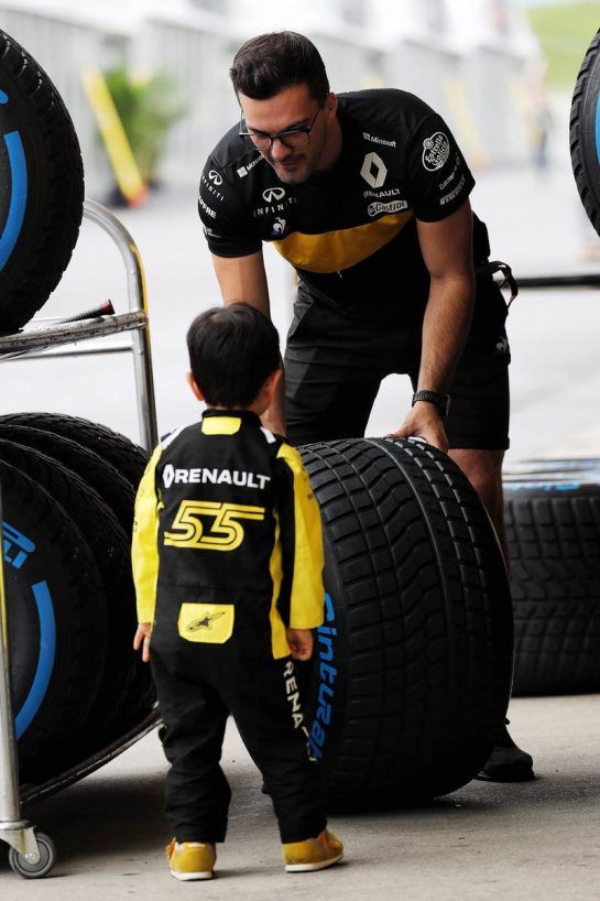 A young Renault Sport F1 Team fan in the paddock.
04.10.2018. Formula 1 World Championship, Rd 17, Japanese Grand Prix, Suzuka, Japan, Preparation Day.
- www.xpbimages.com, EMail: requests@xpbimages.com - copy of publication required for printed pictures. Every used picture is fee-liable. © Copyright: Photo4 / XPB Images