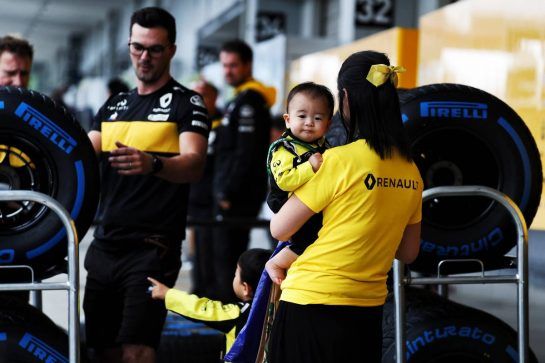 Young Renault Sport F1 Team fans in the paddock.
04.10.2018. Formula 1 World Championship, Rd 17, Japanese Grand Prix, Suzuka, Japan, Preparation Day.
- www.xpbimages.com, EMail: requests@xpbimages.com - copy of publication required for printed pictures. Every used picture is fee-liable. © Copyright: Photo4 / XPB Images