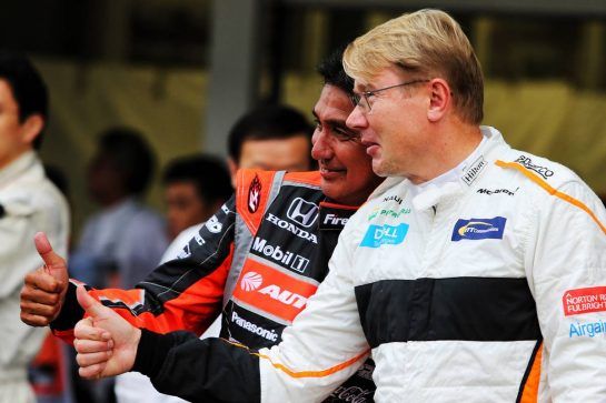 (L to R): Aguri Suzuki (JPN) with Mika Hakkinen (FIN).
05.10.2018. Formula 1 World Championship, Rd 17, Japanese Grand Prix, Suzuka, Japan, Practice Day.
- www.xpbimages.com, EMail: requests@xpbimages.com - copy of publication required for printed pictures. Every used picture is fee-liable. © Copyright: Moy / XPB Images