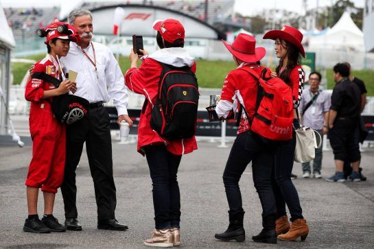 Chase Carey (USA) Formula One Group Chairman with fans.
06.10.2018. Formula 1 World Championship, Rd 17, Japanese Grand Prix, Suzuka, Japan, Qualifying Day.
- www.xpbimages.com, EMail: requests@xpbimages.com - copy of publication required for printed pictures. Every used picture is fee-liable. © Copyright: Batchelor / XPB Images
