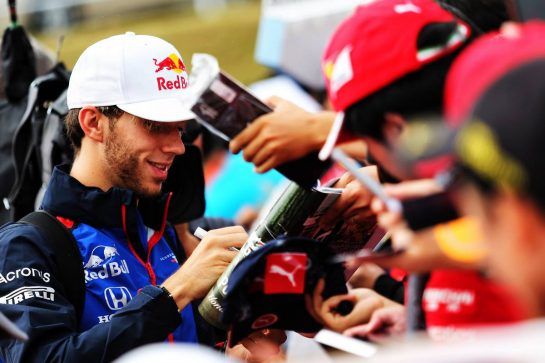 Pierre Gasly (FRA) Scuderia Toro Rosso signs autographs for the fans.
06.10.2018. Formula 1 World Championship, Rd 17, Japanese Grand Prix, Suzuka, Japan, Qualifying Day.
- www.xpbimages.com, EMail: requests@xpbimages.com - copy of publication required for printed pictures. Every used picture is fee-liable. © Copyright: Charniaux / XPB Images