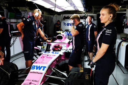Racing Point Force India F1 Team mechanic.
06.10.2018. Formula 1 World Championship, Rd 17, Japanese Grand Prix, Suzuka, Japan, Qualifying Day.
- www.xpbimages.com, EMail: requests@xpbimages.com - copy of publication required for printed pictures. Every used picture is fee-liable. © Copyright: Moy / XPB Images