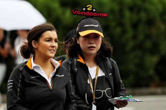 Stoffel Vandoorne (BEL) McLaren fan.
06.10.2018. Formula 1 World Championship, Rd 17, Japanese Grand Prix, Suzuka, Japan, Qualifying Day.
- www.xpbimages.com, EMail: requests@xpbimages.com - copy of publication required for printed pictures. Every used picture is fee-liable. © Copyright: Photo4 / XPB Images