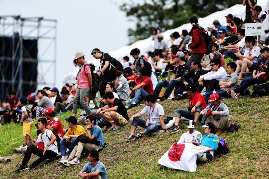 Fans.
06.10.2018. Formula 1 World Championship, Rd 17, Japanese Grand Prix, Suzuka, Japan, Qualifying Day.
- www.xpbimages.com, EMail: requests@xpbimages.com - copy of publication required for printed pictures. Every used picture is fee-liable. © Copyright: Moy / XPB Images