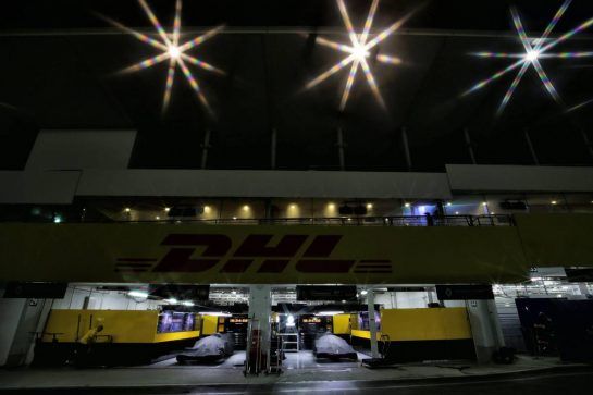 Renault Sport F1 Team garage at night time.
06.10.2018. Formula 1 World Championship, Rd 17, Japanese Grand Prix, Suzuka, Japan, Qualifying Day.
- www.xpbimages.com, EMail: requests@xpbimages.com - copy of publication required for printed pictures. Every used picture is fee-liable. © Copyright: Moy / XPB Images