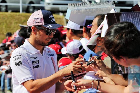 Sergio Perez (MEX) Racing Point Force India F1 Team signs autographs for the fans.
07.10.2018. Formula 1 World Championship, Rd 17, Japanese Grand Prix, Suzuka, Japan, Race Day.
- www.xpbimages.com, EMail: requests@xpbimages.com - copy of publication required for printed pictures. Every used picture is fee-liable. © Copyright: Moy / XPB Images