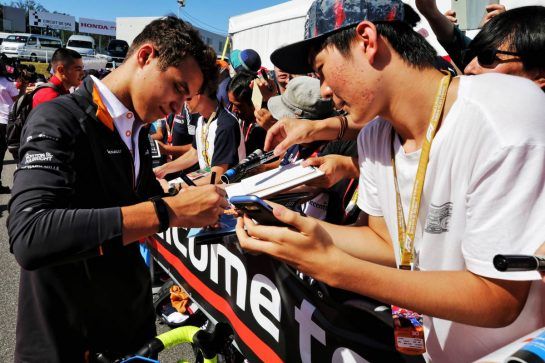 Lando Norris (GBR) McLaren Test Driver signs autographs for the fans.
07.10.2018. Formula 1 World Championship, Rd 17, Japanese Grand Prix, Suzuka, Japan, Race Day.
- www.xpbimages.com, EMail: requests@xpbimages.com - copy of publication required for printed pictures. Every used picture is fee-liable. © Copyright: Moy / XPB Images