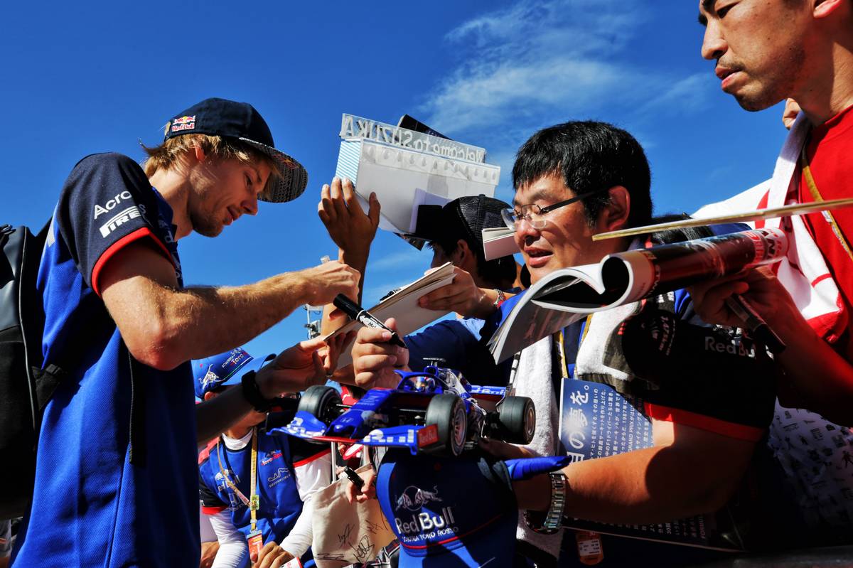 Brendon Hartley (NZL) Scuderia Toro Rosso signs autographs for the fans