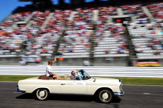 Valtteri Bottas (FIN) Mercedes AMG F1 on the drivers parade.
07.10.2018. Formula 1 World Championship, Rd 17, Japanese Grand Prix, Suzuka, Japan, Race Day.
- www.xpbimages.com, EMail: requests@xpbimages.com - copy of publication required for printed pictures. Every used picture is fee-liable. © Copyright: Moy / XPB Images
