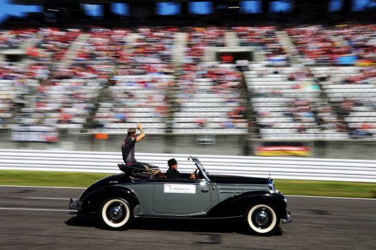 Kevin Magnussen (DEN) Haas F1 Team on the drivers parade.
07.10.2018. Formula 1 World Championship, Rd 17, Japanese Grand Prix, Suzuka, Japan, Race Day.
- www.xpbimages.com, EMail: requests@xpbimages.com - copy of publication required for printed pictures. Every used picture is fee-liable. © Copyright: Moy / XPB Images