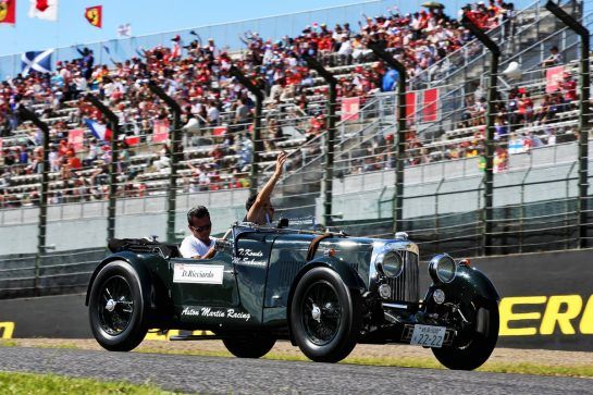 Daniel Ricciardo (AUS) Red Bull Racing on the drivers parade.
07.10.2018. Formula 1 World Championship, Rd 17, Japanese Grand Prix, Suzuka, Japan, Race Day.
- www.xpbimages.com, EMail: requests@xpbimages.com - copy of publication required for printed pictures. Every used picture is fee-liable. © Copyright: Batchelor / XPB Images