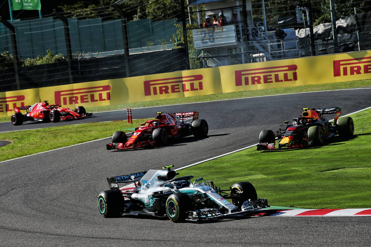 Start of the race: Valtteri Bottas (FIN) Mercedes AMG F1 W09 leads Max Verstappen (NLD) Red Bull Racing RB14 who runs wide ahead of Kimi Raikkonen