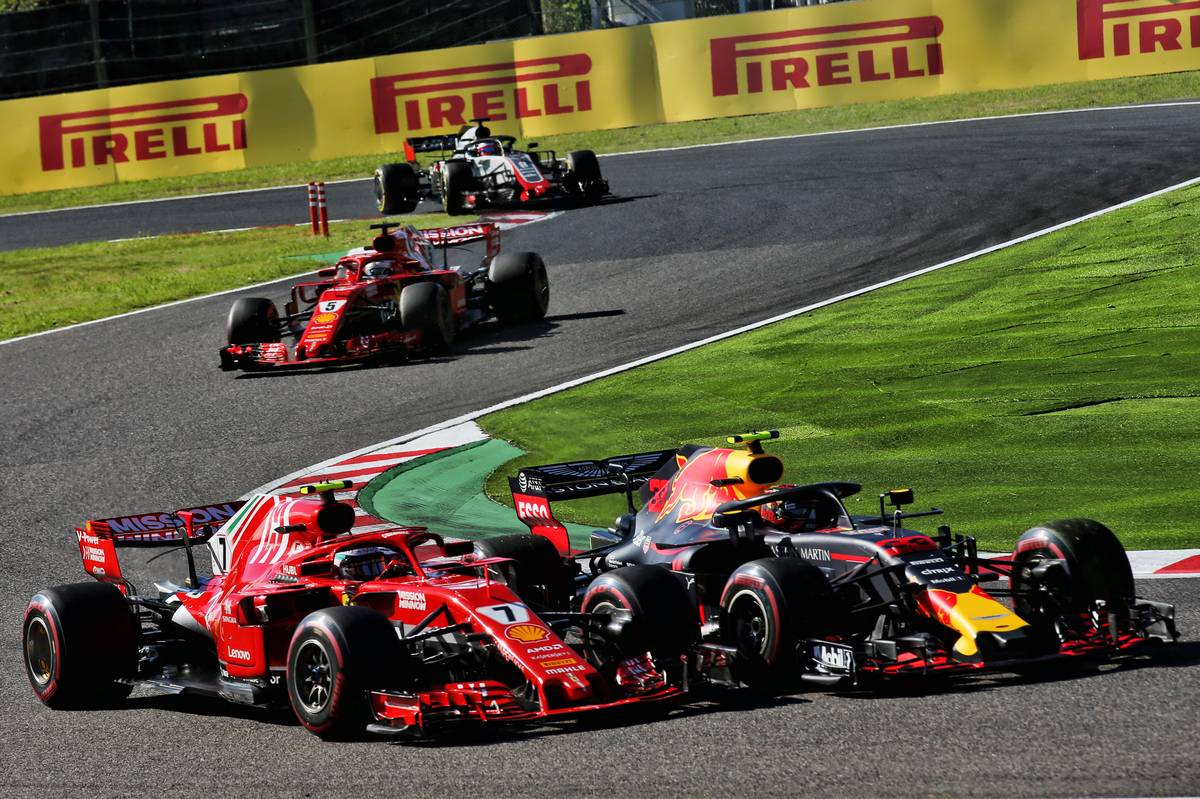 Japanese Grand Prix - Max Verstappen (NLD) Red Bull Racing RB14 and Kimi Raikkonen 