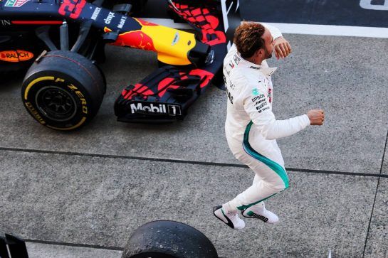 Race winner Lewis Hamilton (GBR) Mercedes AMG F1 W09 celebrates in parc ferme.
07.10.2018. Formula 1 World Championship, Rd 17, Japanese Grand Prix, Suzuka, Japan, Race Day.
- www.xpbimages.com, EMail: requests@xpbimages.com - copy of publication required for printed pictures. Every used picture is fee-liable. © Copyright: Moy / XPB Images