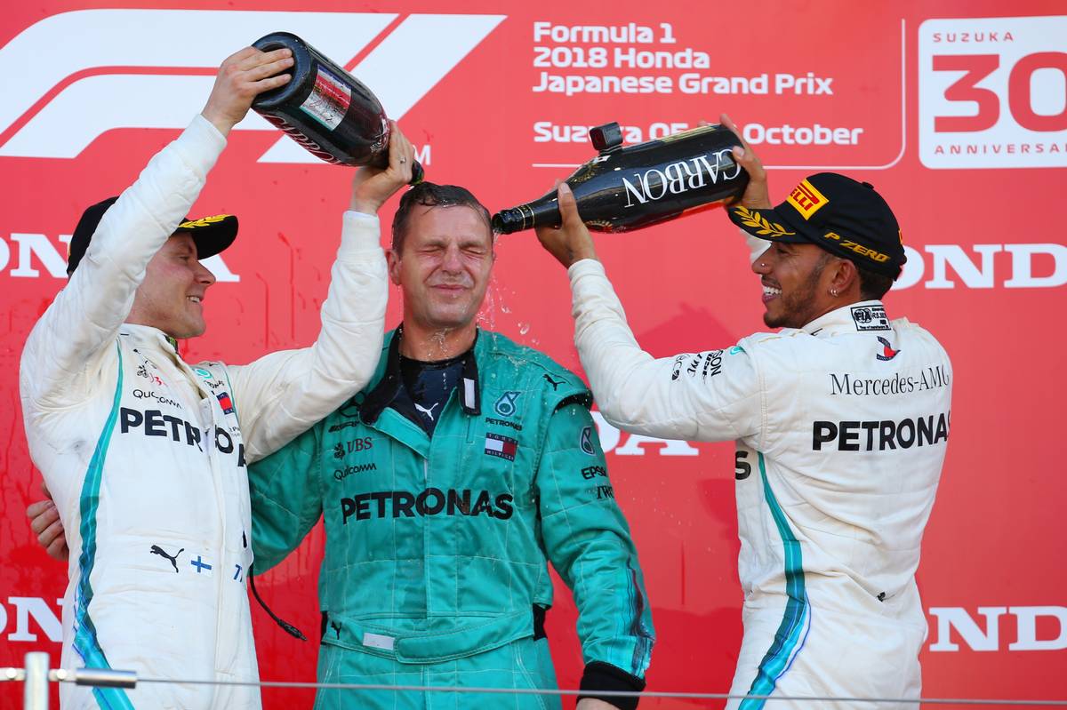 Valtteri Bottas (FIN) Mercedes AMG F1 with Matt Deane and Lewis Hamilton (GBR) 