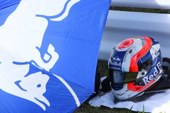 Pierre Gasly (FRA) Scuderia Toro Rosso STR13 helmet.
07.10.2018. Formula 1 World Championship, Rd 17, Japanese Grand Prix, Suzuka, Japan, Race Day.
- www.xpbimages.com, EMail: requests@xpbimages.com - copy of publication required for printed pictures. Every used picture is fee-liable. © Copyright: Batchelor / XPB Images