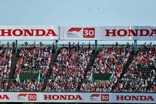 Fans in the grandstand.
07.10.2018. Formula 1 World Championship, Rd 17, Japanese Grand Prix, Suzuka, Japan, Race Day.
- www.xpbimages.com, EMail: requests@xpbimages.com - copy of publication required for printed pictures. Every used picture is fee-liable. © Copyright: Moy / XPB Images