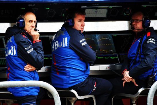 Franz Tost (AUT) Scuderia Toro Rosso Team Principal (Left) on the pit gantry.
19.10.2018. Formula 1 World Championship, Rd 18, United States Grand Prix, Austin, Texas, USA, Practice Day.
- www.xpbimages.com, EMail: requests@xpbimages.com - copy of publication required for printed pictures. Every used picture is fee-liable. © Copyright: Batchelor / XPB Images