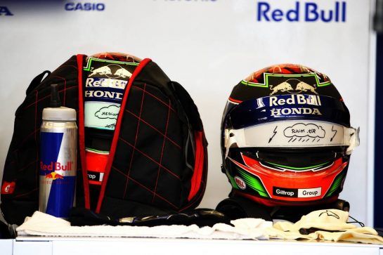 The helmets of Brendon Hartley (NZL) Scuderia Toro Rosso.
19.10.2018. Formula 1 World Championship, Rd 18, United States Grand Prix, Austin, Texas, USA, Practice Day.
- www.xpbimages.com, EMail: requests@xpbimages.com - copy of publication required for printed pictures. Every used picture is fee-liable. © Copyright: Batchelor / XPB Images