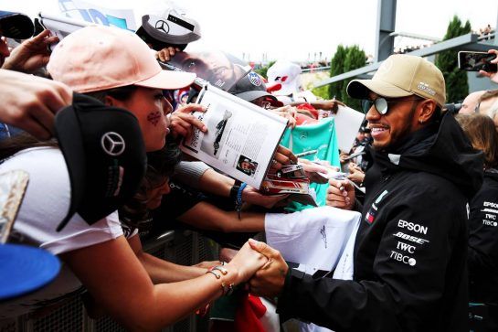 Lewis Hamilton (GBR) Mercedes AMG F1 with fans.
20.10.2018. Formula 1 World Championship, Rd 18, United States Grand Prix, Austin, Texas, USA, Qualifying Day.
- www.xpbimages.com, EMail: requests@xpbimages.com - copy of publication required for printed pictures. Every used picture is fee-liable. © Copyright: Moy / XPB Images