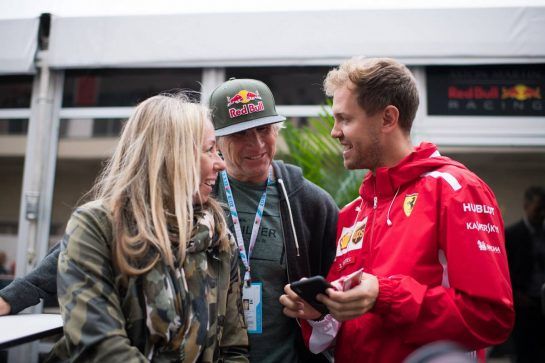 Robbie Naish (USA) Windsurfer with his wife Katie Naish (USA) and Sebastian Vettel (GER) Ferrari.
20.10.2018. Formula 1 World Championship, Rd 18, United States Grand Prix, Austin, Texas, USA, Qualifying Day.
 - www.xpbimages.com, EMail: requests@xpbimages.com - copy of publication required for printed pictures. Every used picture is fee-liable. © Copyright: Price / XPB Images