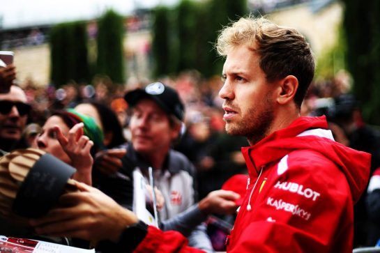Sebastian Vettel (GER) Ferrari with fans.
20.10.2018. Formula 1 World Championship, Rd 18, United States Grand Prix, Austin, Texas, USA, Qualifying Day.
- www.xpbimages.com, EMail: requests@xpbimages.com - copy of publication required for printed pictures. Every used picture is fee-liable. © Copyright: Photo4 / XPB Images
