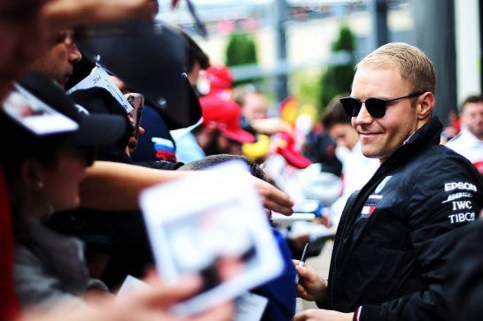 Valtteri Bottas (FIN) Mercedes AMG F1 signs autographs for the fans.
20.10.2018. Formula 1 World Championship, Rd 18, United States Grand Prix, Austin, Texas, USA, Qualifying Day.
- www.xpbimages.com, EMail: requests@xpbimages.com - copy of publication required for printed pictures. Every used picture is fee-liable. © Copyright: Photo4 / XPB Images