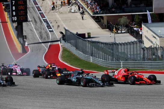 Kimi Raikkonen (FIN) Ferrari SF71H leads Lewis Hamilton (GBR) Mercedes AMG F1 W09 at the start of the race.
21.10.2018. Formula 1 World Championship, Rd 18, United States Grand Prix, Austin, Texas, USA, Race Day.
- www.xpbimages.com, EMail: requests@xpbimages.com - copy of publication required for printed pictures. Every used picture is fee-liable. © Copyright: Batchelor / XPB Images