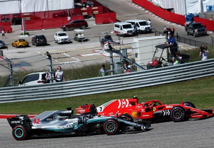 Kimi Raikkonen (FIN) Ferrari SF71H leads Lewis Hamilton (GBR) Mercedes AMG F1 W09 at the start of the United States Grand Prix