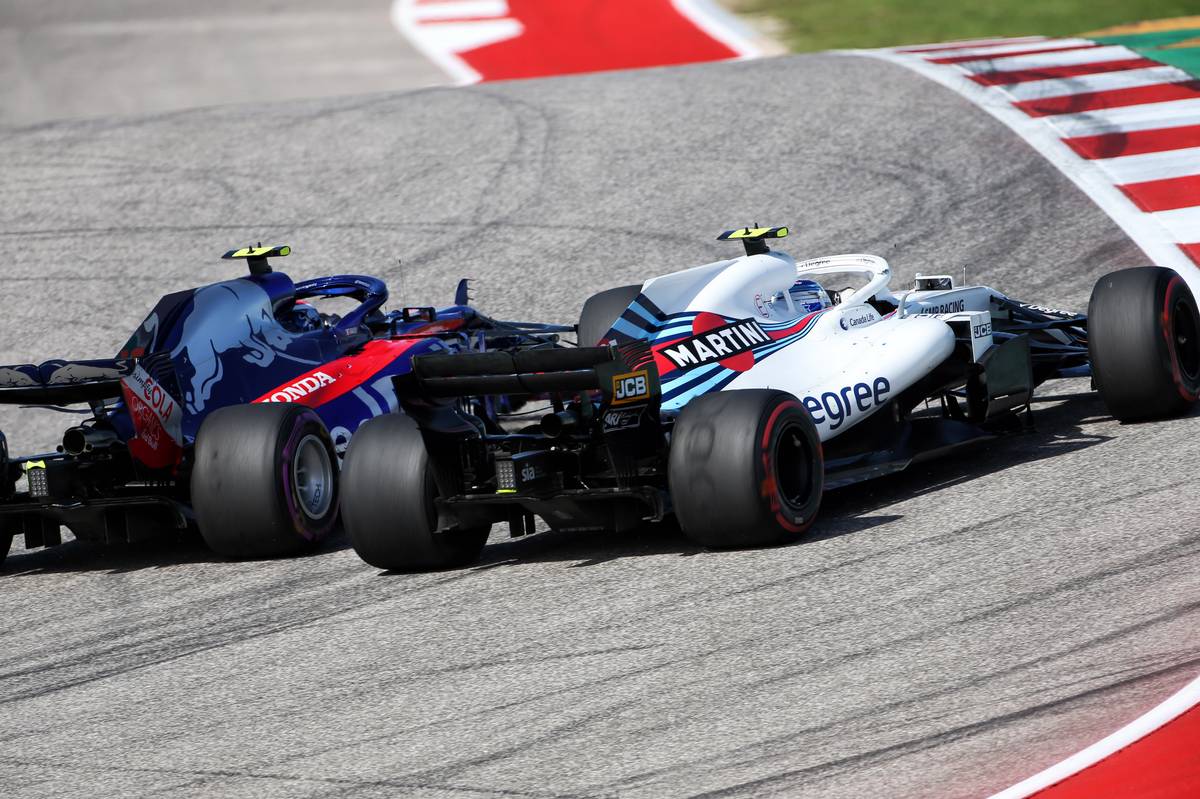 Pierre Gasly (FRA) Scuderia Toro Rosso STR13 and Sergey Sirotkin (RUS) Williams FW41 battle for position.