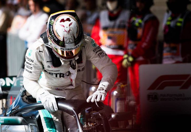 Lewis Hamilton (GBR) Mercedes AMG F1 W09 in parc ferme.