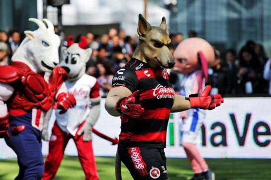 Atmosphere at an America Movil Charity Football Match.
24.10.2018. Formula 1 World Championship, Rd 19, Mexican Grand Prix, Mexico City, Mexico, Preparation Day.
- www.xpbimages.com, EMail: requests@xpbimages.com - copy of publication required for printed pictures. Every used picture is fee-liable. © Copyright: Moy / XPB Images