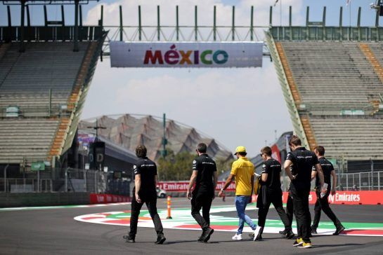 Carlos Sainz Jr (ESP) Renault F1 Team 
25.10.2018. Formula 1 World Championship, Rd 19, Mexican Grand Prix, Mexico City, Mexico, Preparation Day.
- www.xpbimages.com, EMail: requests@xpbimages.com - copy of publication required for printed pictures. Every used picture is fee-liable. © Copyright: Charniaux / XPB Images