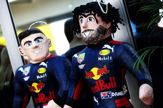 Paddock atmosphere - Red Bull Racing caricatures.
25.10.2018. Formula 1 World Championship, Rd 19, Mexican Grand Prix, Mexico City, Mexico, Preparation Day.
- www.xpbimages.com, EMail: requests@xpbimages.com - copy of publication required for printed pictures. Every used picture is fee-liable. © Copyright: Batchelor / XPB Images