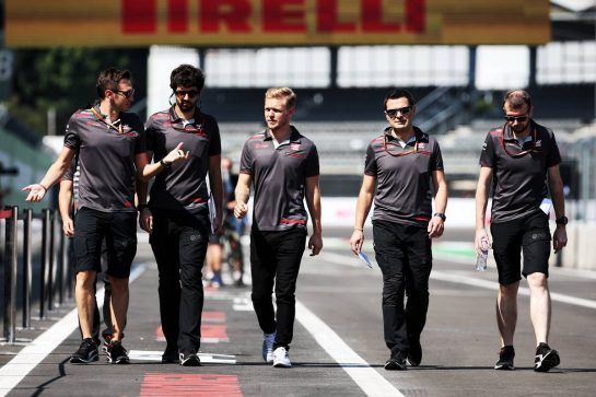 Kevin Magnussen (DEN) Haas F1 Team walks the circuit with the team.
25.10.2018. Formula 1 World Championship, Rd 19, Mexican Grand Prix, Mexico City, Mexico, Preparation Day.
- www.xpbimages.com, EMail: requests@xpbimages.com - copy of publication required for printed pictures. Every used picture is fee-liable. © Copyright: Batchelor / XPB Images