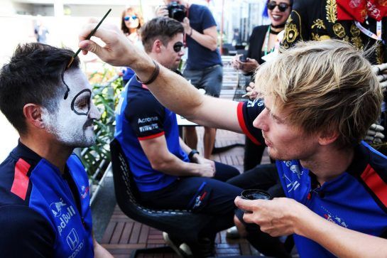 Brendon Hartley (NZL) Scuderia Toro Rosso - face painting.
25.10.2018. Formula 1 World Championship, Rd 19, Mexican Grand Prix, Mexico City, Mexico, Preparation Day.
- www.xpbimages.com, EMail: requests@xpbimages.com - copy of publication required for printed pictures. Every used picture is fee-liable. © Copyright: Batchelor / XPB Images