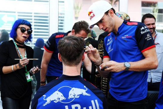 Pierre Gasly (FRA) Scuderia Toro Rosso - face painting.
25.10.2018. Formula 1 World Championship, Rd 19, Mexican Grand Prix, Mexico City, Mexico, Preparation Day.
- www.xpbimages.com, EMail: requests@xpbimages.com - copy of publication required for printed pictures. Every used picture is fee-liable. © Copyright: Batchelor / XPB Images