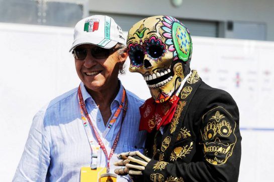Paddock atmosphere - Jo Ramirez (MEX) (Left).
25.10.2018. Formula 1 World Championship, Rd 19, Mexican Grand Prix, Mexico City, Mexico, Preparation Day.
- www.xpbimages.com, EMail: requests@xpbimages.com - copy of publication required for printed pictures. Every used picture is fee-liable. © Copyright: Moy / XPB Images