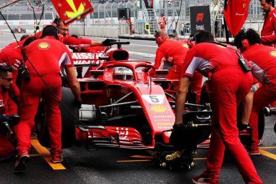 Sebastian Vettel (GER) Ferrari SF71H practices a pit stop.
27.10.2018. Formula 1 World Championship, Rd 19, Mexican Grand Prix, Mexico City, Mexico, Qualifying Day.
- www.xpbimages.com, EMail: requests@xpbimages.com - copy of publication required for printed pictures. Every used picture is fee-liable. © Copyright: Photo4 / XPB Images