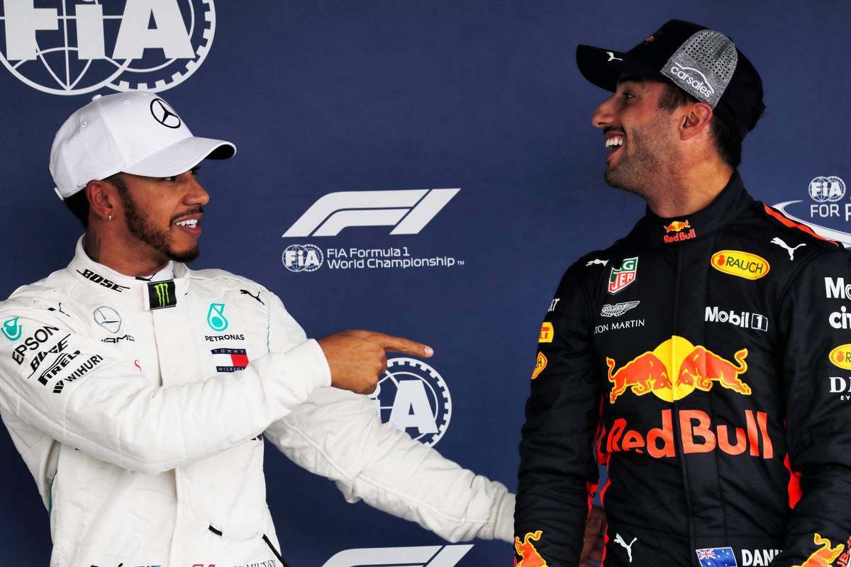 Lewis Hamilton (GBR) Mercedes AMG F1 with pole sitter Daniel Ricciardo