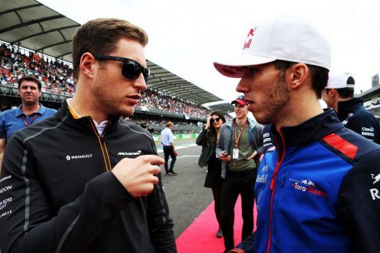 (L to R): Stoffel Vandoorne (BEL) McLaren with pgaps on the drivers parade.
28.10.2018. Formula 1 World Championship, Rd 19, Mexican Grand Prix, Mexico City, Mexico, Race Day.
- www.xpbimages.com, EMail: requests@xpbimages.com - copy of publication required for printed pictures. Every used picture is fee-liable. © Copyright: Batchelor / XPB Images
